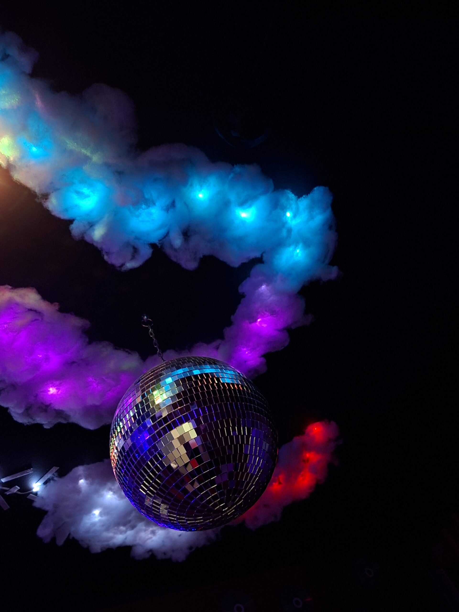 Peegelpall ja värviline valguslahendus Feya mängutoa peol