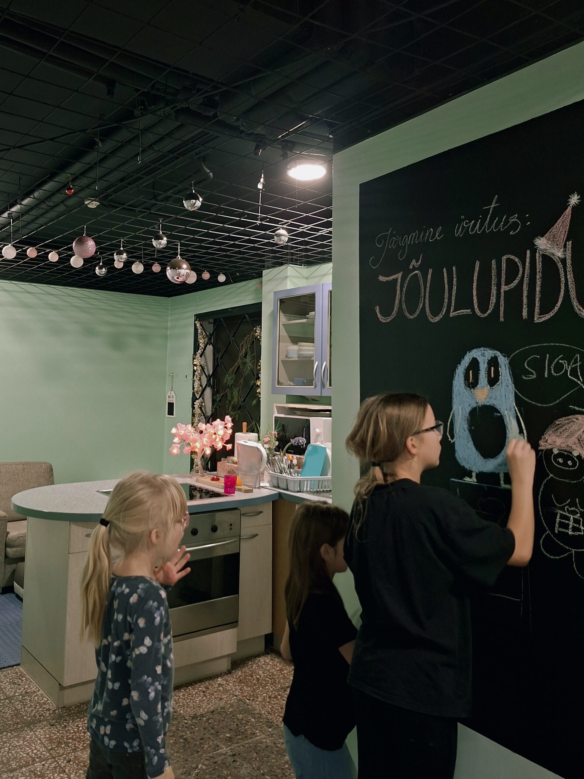 Lapsed joonistamas tahvlile Feya mängutoas peo ajal