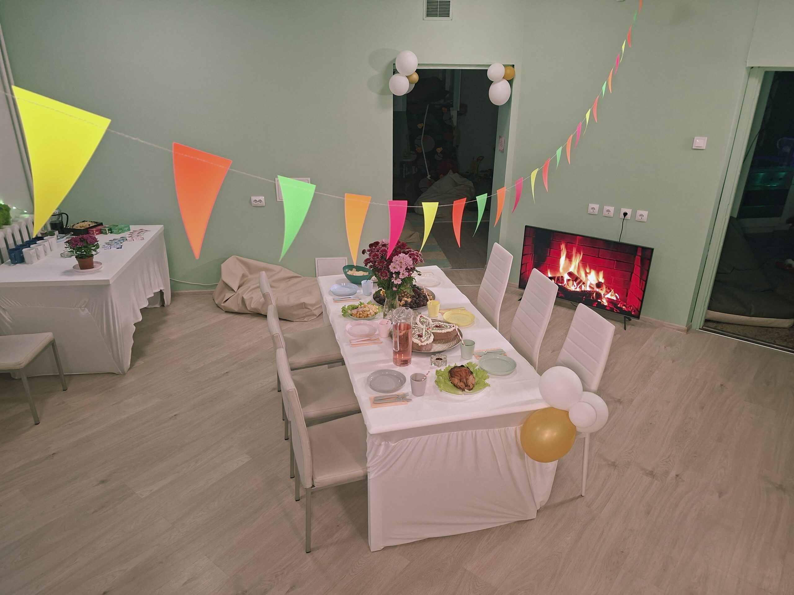 Dekoreeritud peolaud Feya mängutoas