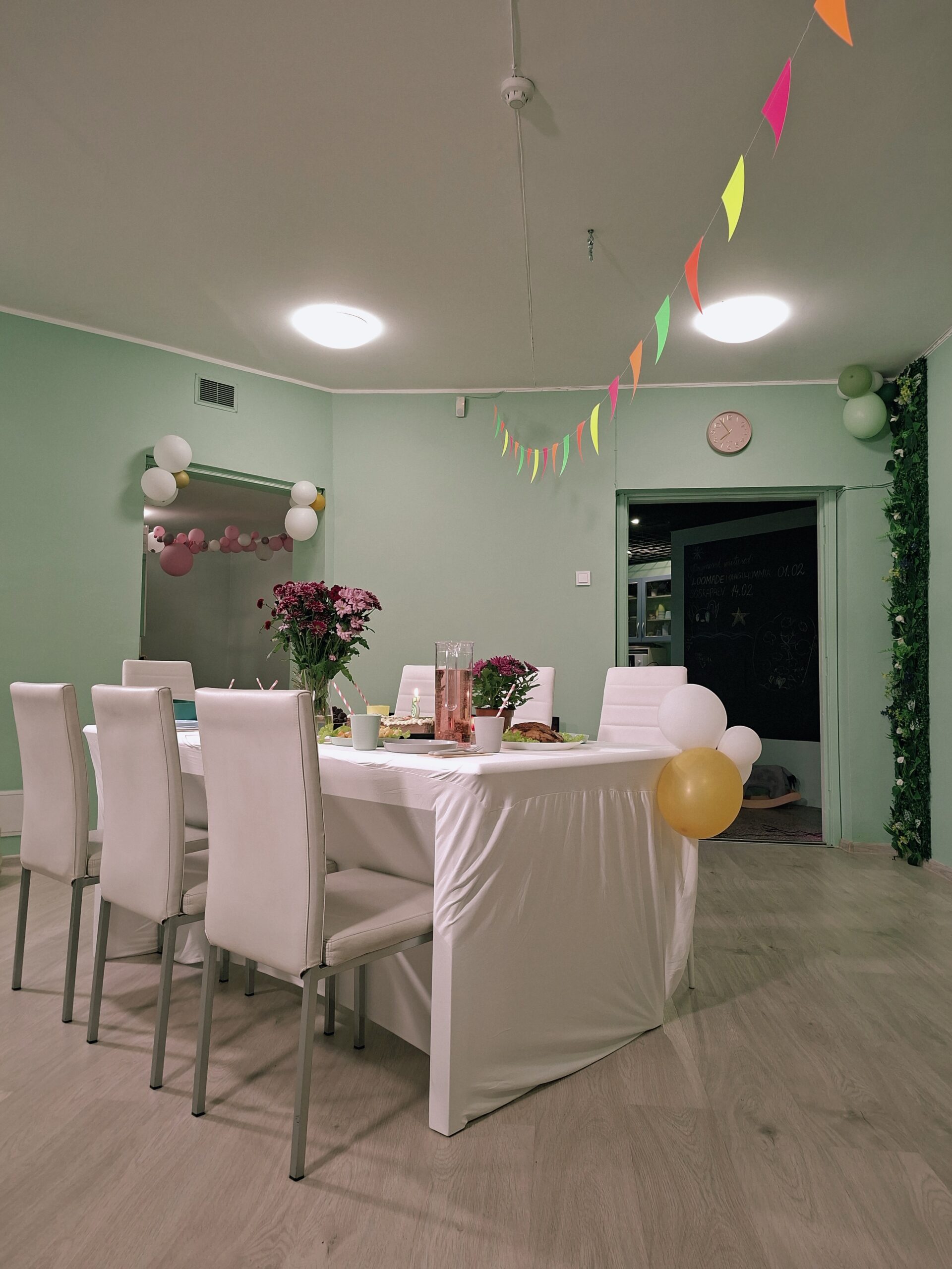 Dekoreeritud sünnipäevasaal Feya mängutoas koos peolaua ja kaunistustega