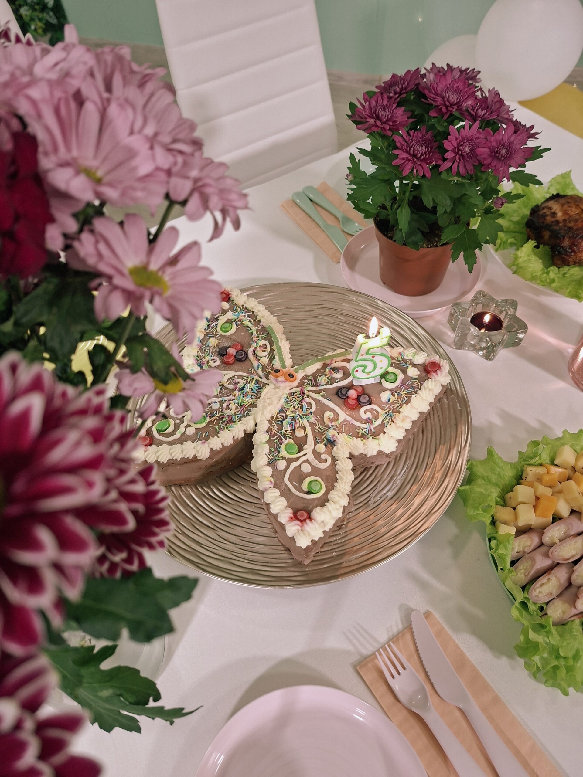 Kaunistatud sünnipäevatort Feya mängutoas