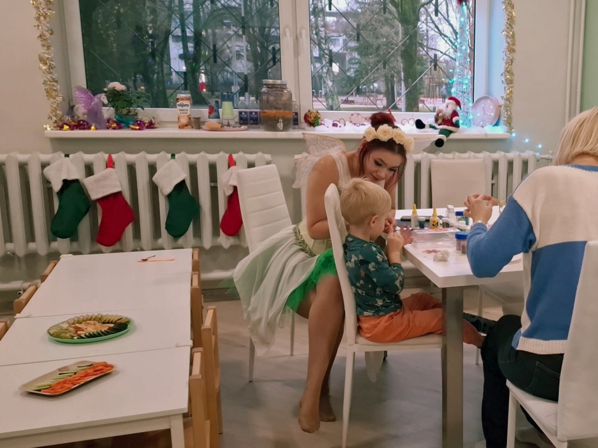 Laps tegevuses Feya mängutoa sünnipäevapeol