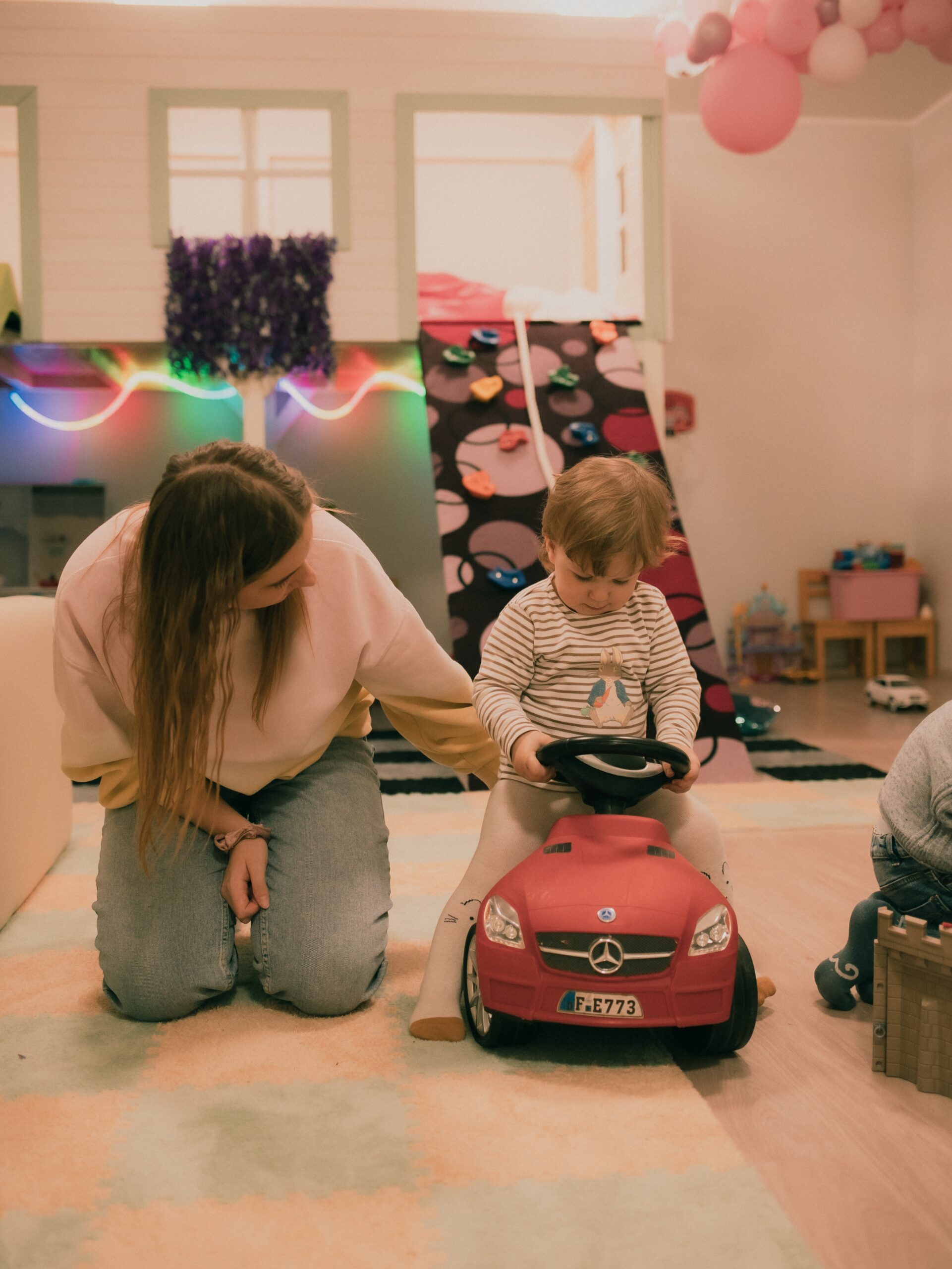 Laps mängimas mänguautoga Feya Stuudios koos vanemaga