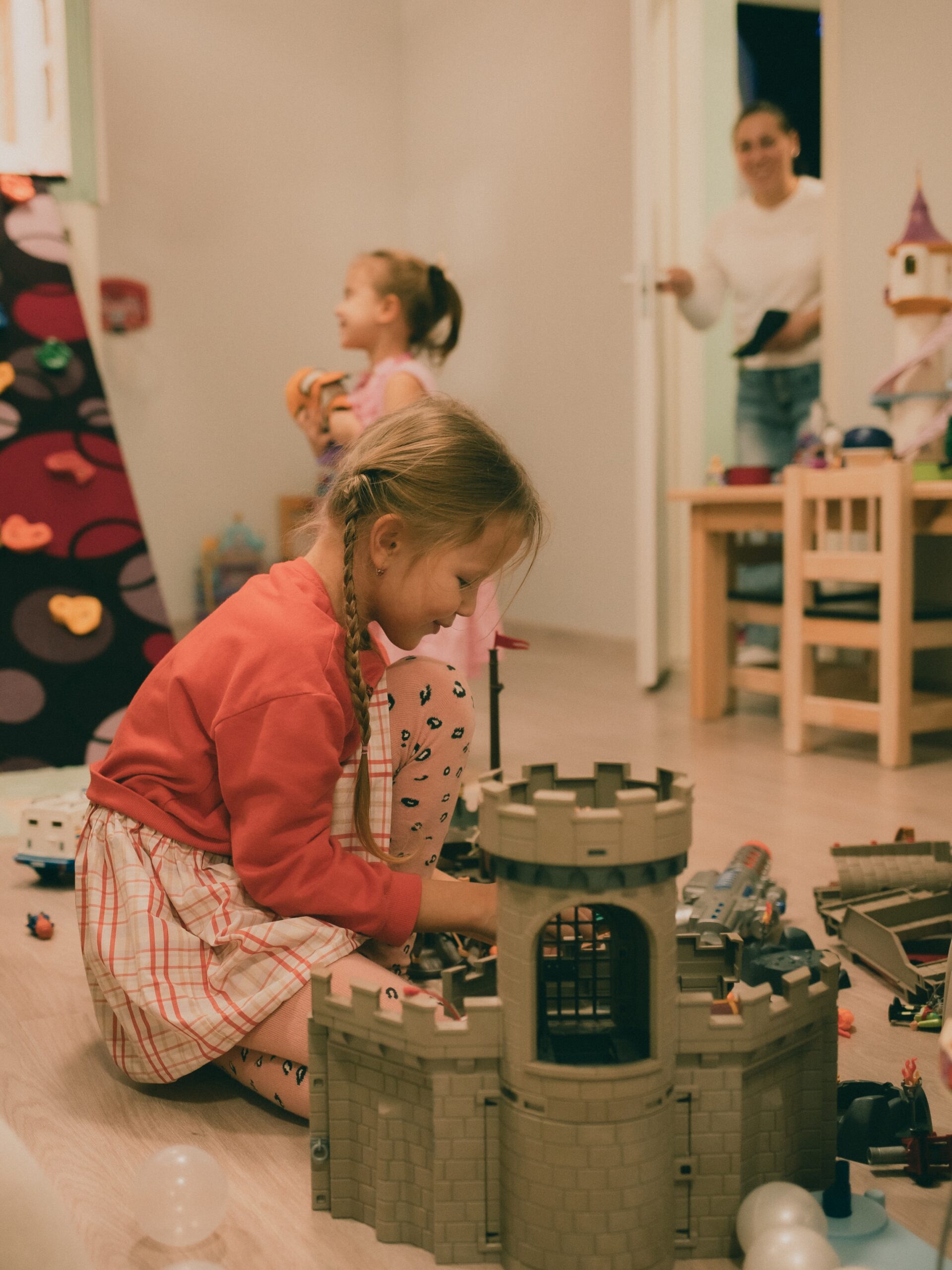 Laps ehitamas detailirohket linnust Feya mängutoas