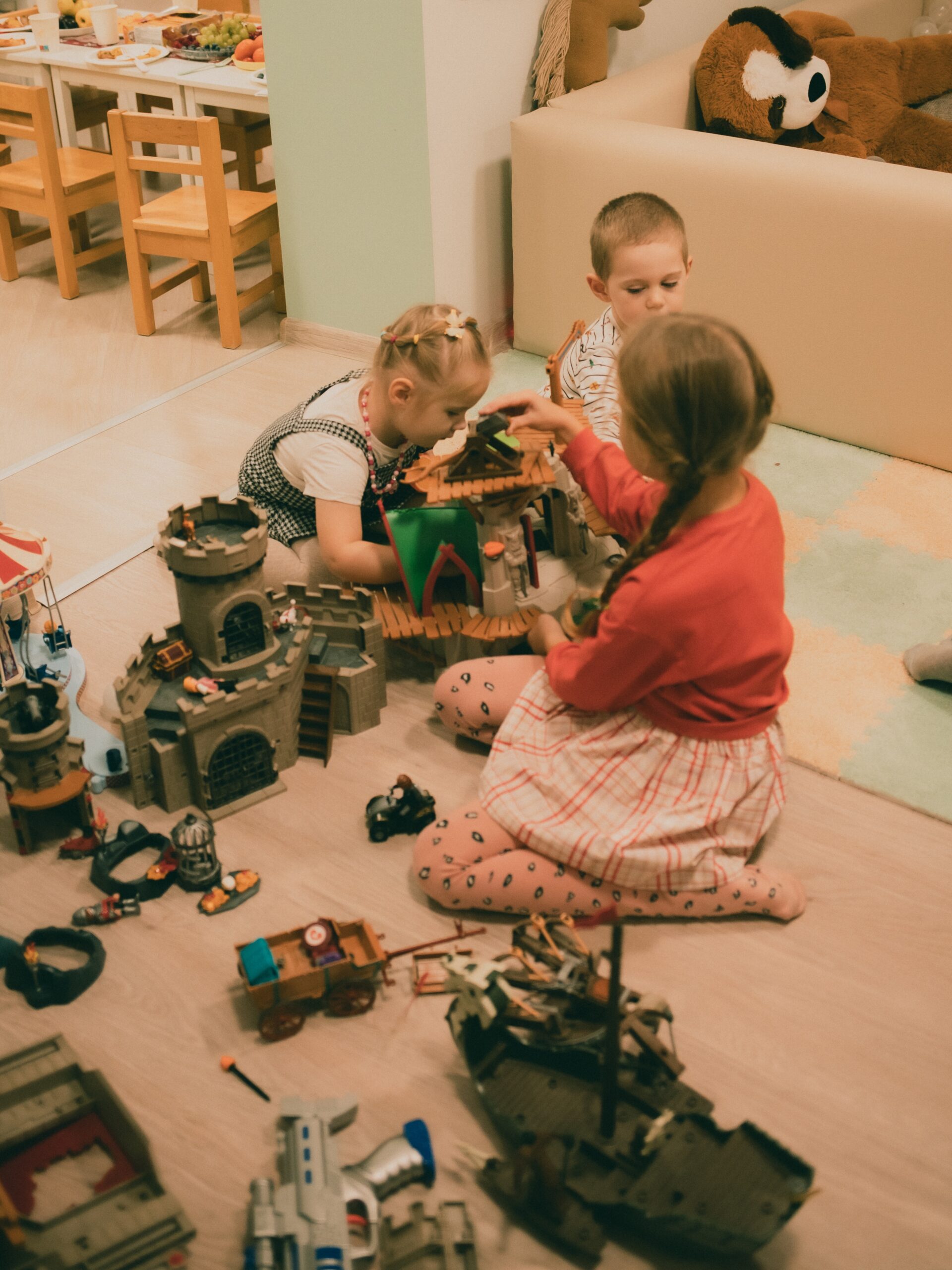 Lapsed ehitamas detailirohkeid losse ja linnuseid Feya mängutoas, loovmäng ja arendav mänguala