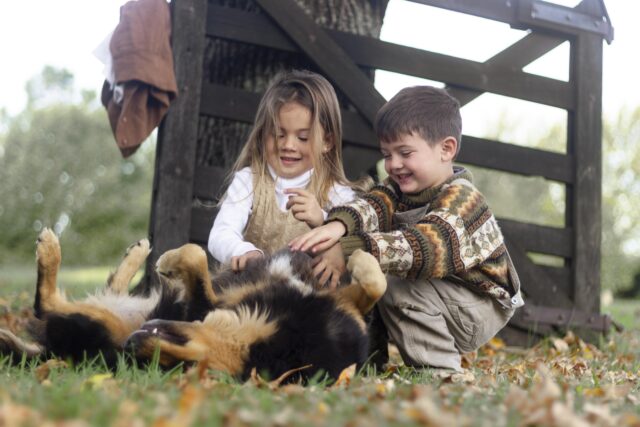 Lapsed mängivad pere lemmikloomaga õues - lemmikloomade positiivne mõju laste arengule